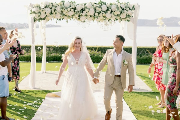 Ρομαντικός destination γάμος στα Χανιά με πανέμορφες λευκές ανθοσυνθέσεις  | Jade & Peter