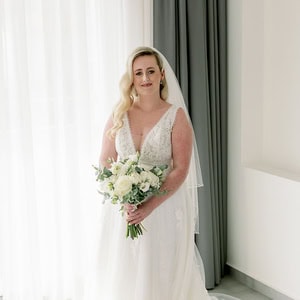 Ρομαντικός destination γάμος στα Χανιά με πανέμορφες λευκές ανθοσυνθέσεις  | Jade & Peter