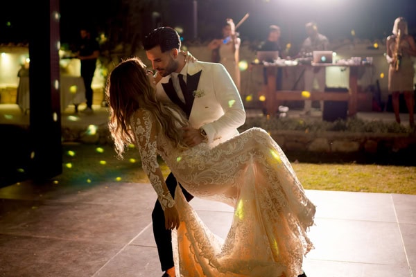 Ρομαντικός γάμος στην Χαλκιδική με χρυσές και μαύρες λεπτομέρειες | Δήμητρα & Παναγιώτης