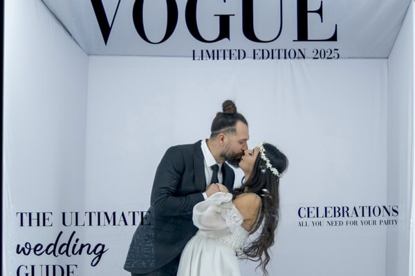 Γιατί να έχετε ένα magazine style booth στο γάμο σας