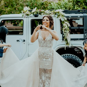 Υπέροχος φθινοπωρινός γάμος στην Αθήνα με λευκά λουλούδια  | Χριστιάνα & Αντώνης