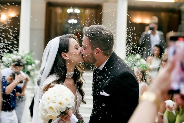 Chic καλοκαιρινός γάμος στην Καβάλα με λευκά λουλούδια  | Ελπίδα & Αλέξανδρος