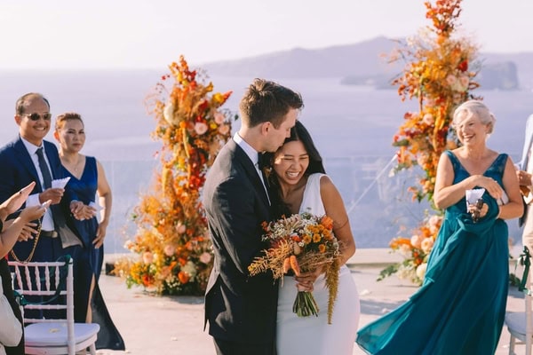 Ένας μαγευτικός γάμος στη Σαντορίνη με θέα το Αιγαίο  | Anna & Aaron