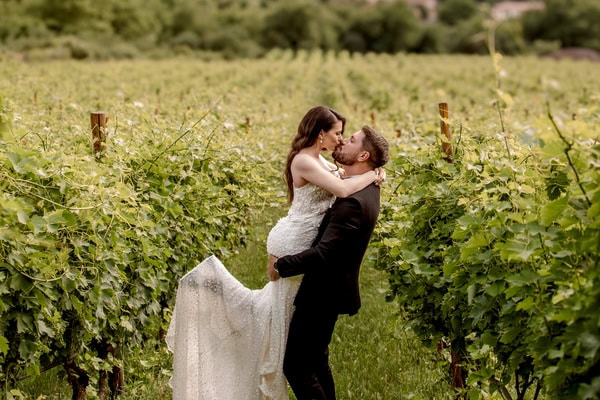 Festive γάμος στο Βόλο με πολύχρωμα λουλούδια και μοντέρνες λεπτομέρειες | Έφη & Κώστας