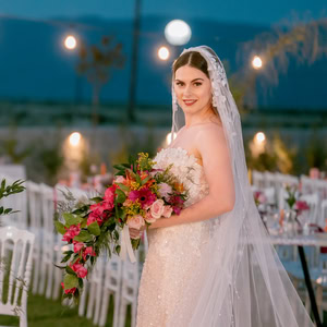 Festive γάμος στο Βόλο με πολύχρωμα λουλούδια και μοντέρνες λεπτομέρειες | Έφη & Κώστας