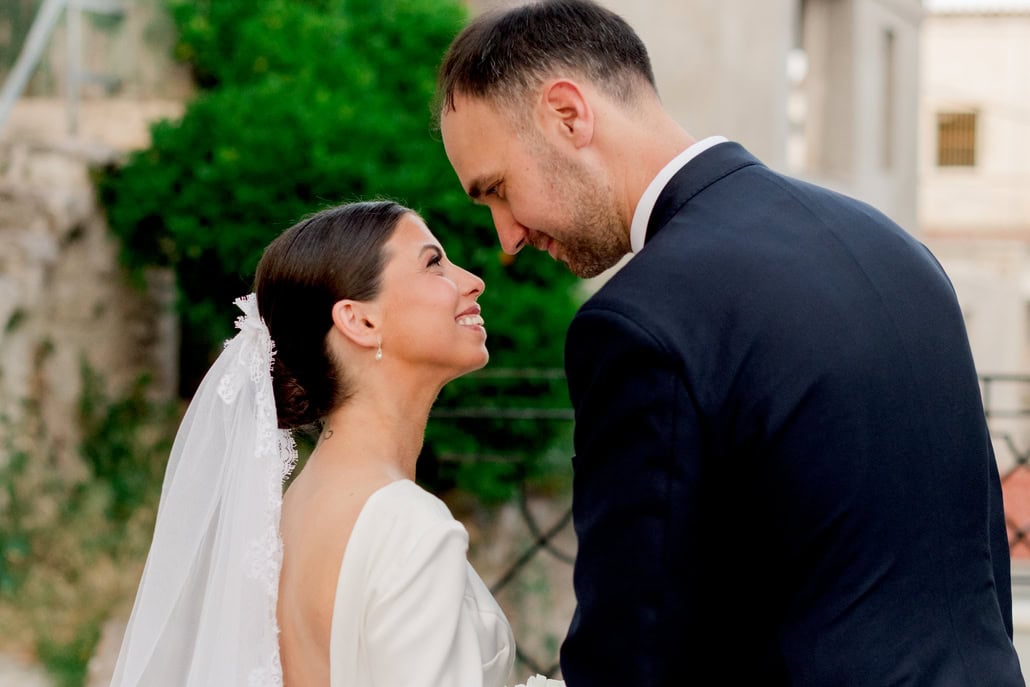 Minimal chic γάμος με λευκές ορτανσίες και τριαντάφυλλα στη Ναύπακτο | Μαρία & Νίκωνας