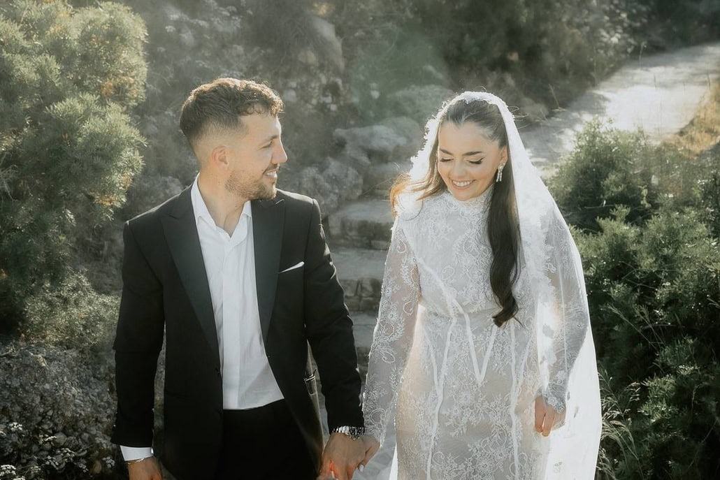 Ανοιξιάτικος γάμος με λευκά τριαντάφυλλα και ορτανσίες | Λία & Στέφανος