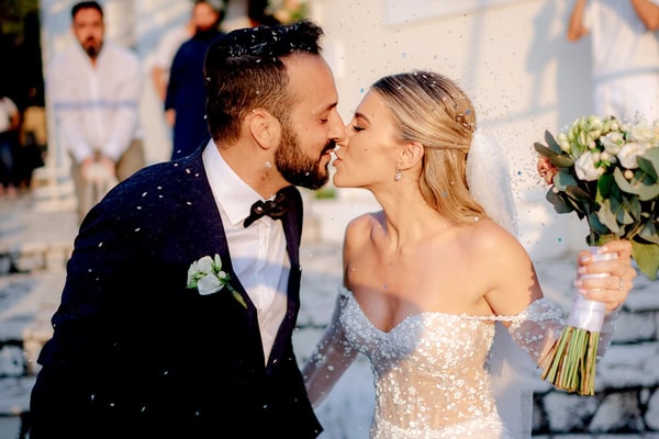 Ρομαντικός καλοκαιρινός γάμος στη Λευκάδα με όμορφες λεπτομέρειες  | Ηλιάνα & Γιάννης