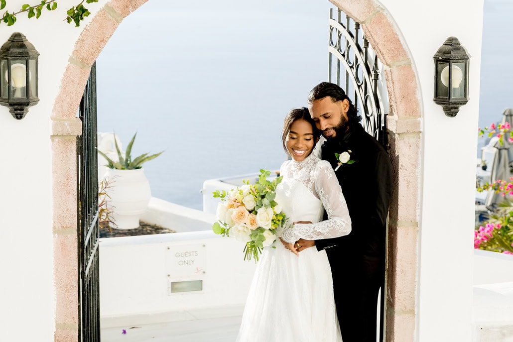 Ονειρικό elopement στη Σαντορίνη με φόντο το απέραντο γαλάζιο | Madona & Nickerro