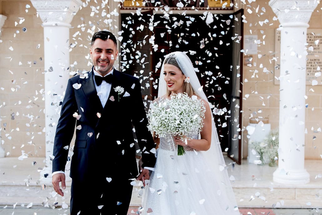 Ρομαντικός καλοκαιρινός γάμος με λευκά λουλούδια και κεριά | Λευκή & Χρίστος