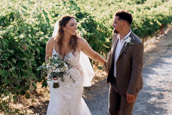 Rustic καλοκαιρινός γάμος στην Κρήτη με φύλλα ελιάς | Jessica & Tom