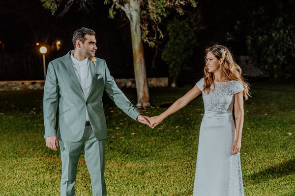 Rustic γάμος με αρωματικά φυτά και αγαπημένα κυθηραϊκά λουλούδια | Σταματίνα & Κωνσταντίνος