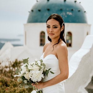 Ανοιξιάτικος destination γάμος στη Σαντορίνη με λευκά τριαντάφυλλα και chic διακόσμηση | Paola & Brian