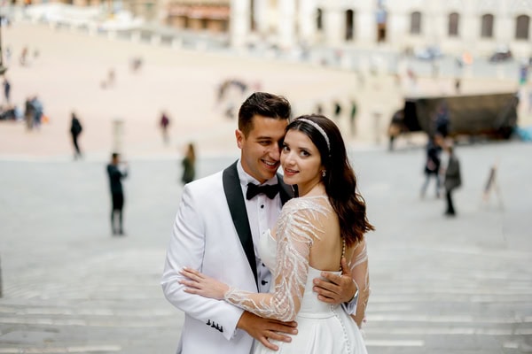 Ένας άκρως χριστουγεννιάτικος γάμος με μπορντό λουλούδια | Φλώρα & Νεόφυτος