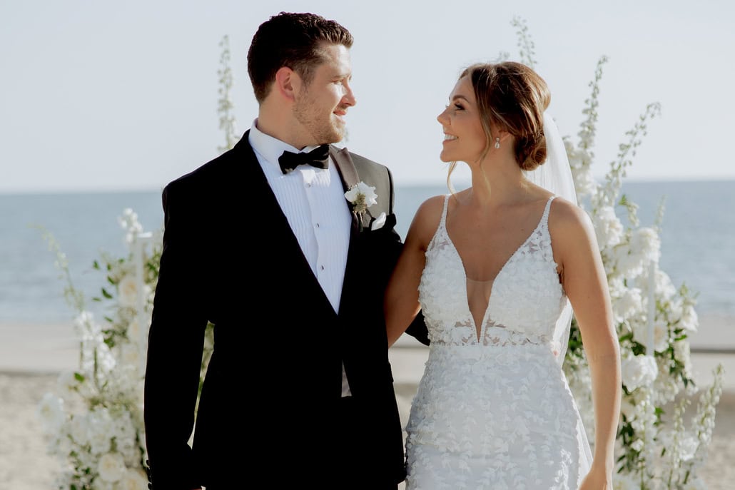 Timeless γάμος με λευκά άνθη δίπλα στη θάλασσα  | Abigail & Gary