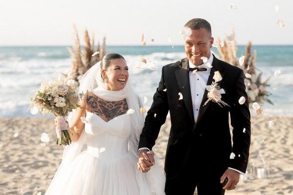 Γάμος στην παραλία σε γήινες αποχρώσεις με cozy boho στυλ | Paige & Cole