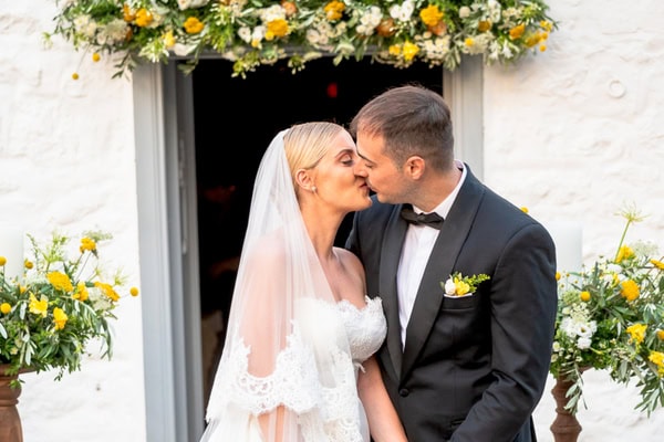 Organic chic γάμος στην Ύδρα με φυσικά στοιχεία και λουλούδια στις αποχρώσεις του κίτρινου | Σαΐα & Κώστας