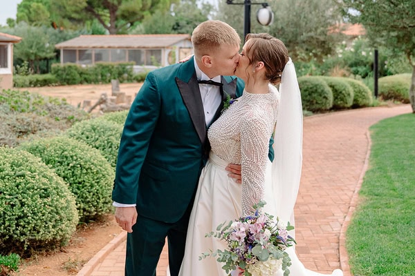 Ένας υπέροχος γάμος με μωβ και λευκές αποχρώσεις στο Κρωπίας Γη | Ναταλία & Peter