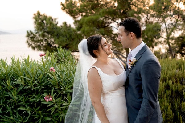 Ρομαντικός καλοκαιρινός γάμος στην Αίγινα με πολύχρωμες ανθοσυνθέσεις | Αναστασία & Matthew