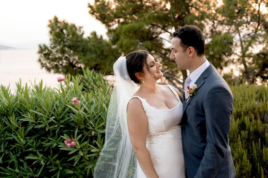 Ρομαντικός καλοκαιρινός γάμος στην Αίγινα με πολύχρωμες ανθοσυνθέσεις | Αναστασία & Matthew