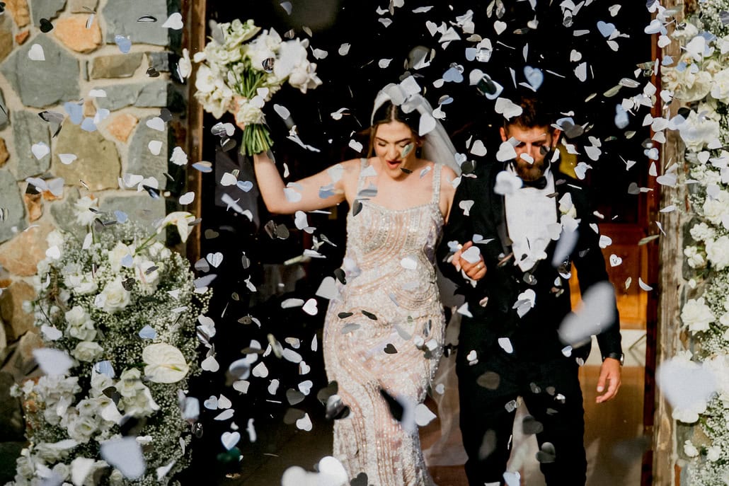 Ρομαντικός καλοκαιρινός γάμος στη Λευκωσία με ολόλευκα λουλούδια | Σώτια & Παναγιώτης