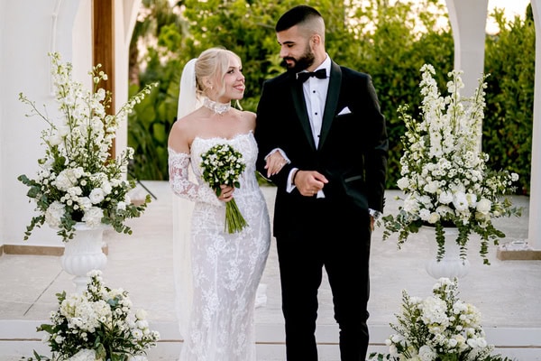 Ένας ανοιξιάτικος γάμος γεμάτος λευκά άνθη στο Amaltheia The Place | Μαρία & Στέφανος