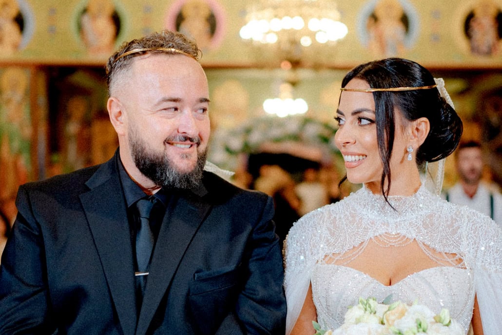 Καλοκαιρινός γάμος στο Αγρίνιο με λευκές ορτανσίες και τριαντάφυλλα | Γιώτα & Νίκος