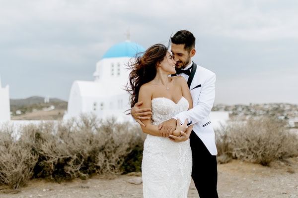 Καλοκαιρινός γάμος με λουλούδια σε λευκές αποχρώσεις και εντυπωσιακή διακόσμηση | Κατερίνα & Αλέξανδρος