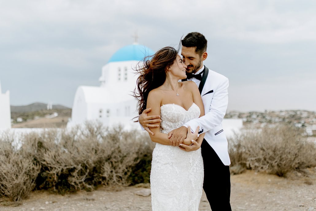 Καλοκαιρινός γάμος με λουλούδια σε λευκές αποχρώσεις και εντυπωσιακή διακόσμηση | Κατερίνα & Αλέξανδρος