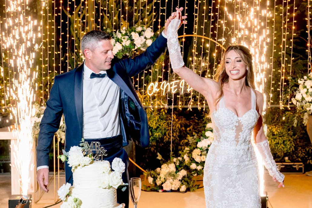 Καλοκαιρινός γάμος με λευκές ανθοσυνθέσεις και χρυσές λεπτομέρειες | Έυα & Νεοπτόλεμος