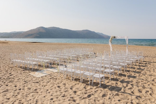 Beach Minmal Chic Wedding In Spring