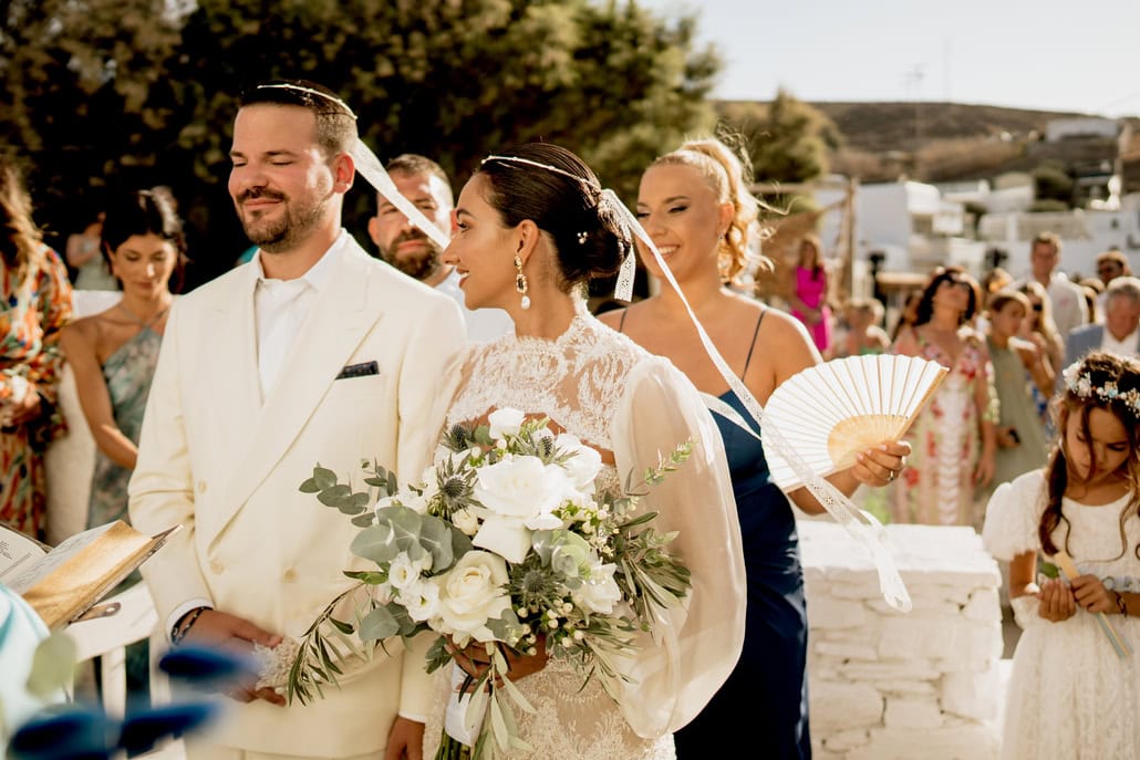 Ένας naturally chic γάμος στην Κύθνο με λευκά τριαντάφυλλα και ευκάλυπτο | Έλενα & Χάρης