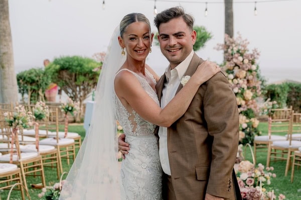 Ρομαντικός γάμος με υπέροχη ανθοστολισμένη διακόσμηση δίπλα στη θάλασσα στο μαγευτικό Columbia Beach Resort | Carli & Paul