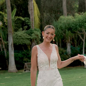 Ρομαντικός γάμος με υπέροχη ανθοστολισμένη διακόσμηση δίπλα στη θάλασσα στο μαγευτικό Columbia Beach Resort | Carli & Paul