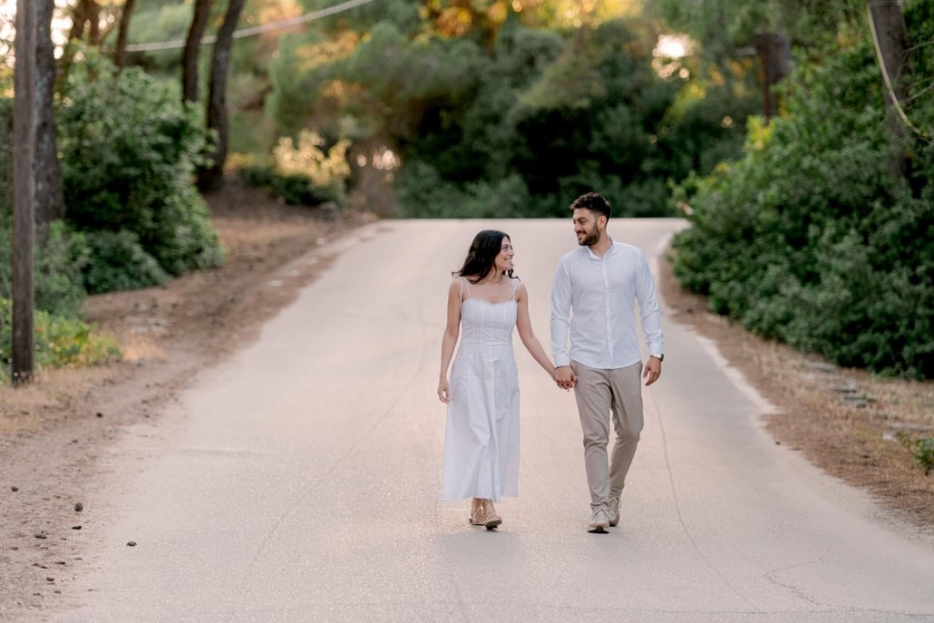 Ρομαντική φωτογράφιση δίπλα στη θάλασσα στην Καλογριά | Γεωργία & Νίκος