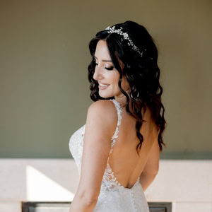 Ρομαντικός γάμος με λευκές ανθοσυνθέσεις και χρυσές λεπτομέρειες | Αντιγόνη & Γιάννης