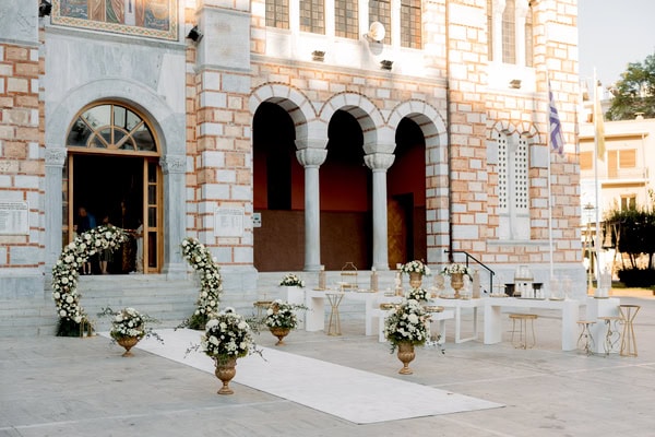 Romantic Wedding With White Flowers And Golden Details