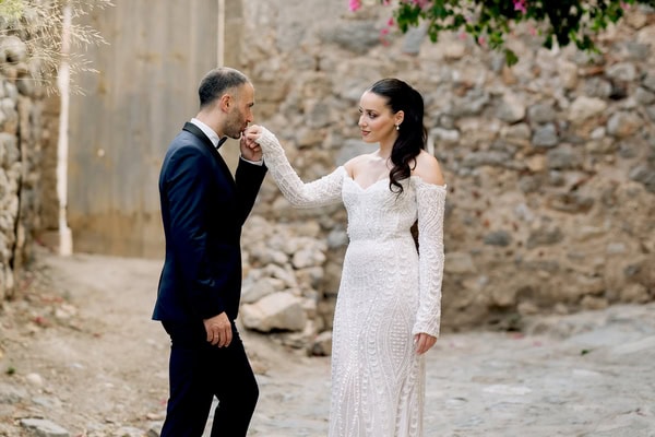 Καλοκαιρινός chic γάμος σε ολολευκές αποχρώσεις με παιώνιες και χρυσές λεπτομέρειες | Αριστέα & Παναγιώτης