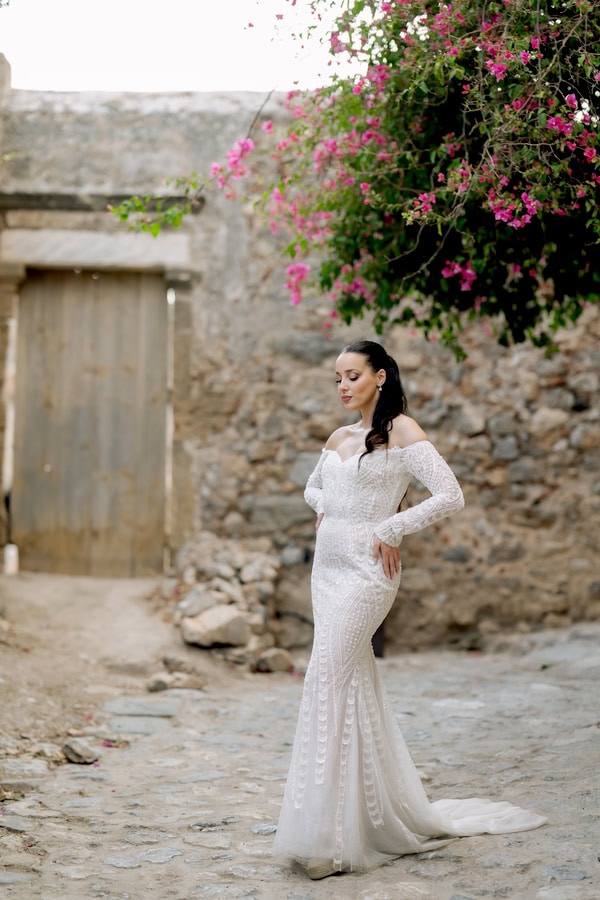 Summer Chic Wedding In White With Peonies And Golden Details