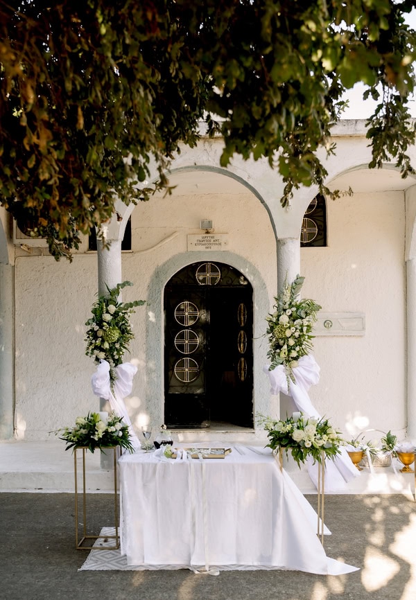 Summer Chic Wedding In White With Peonies And Golden Details