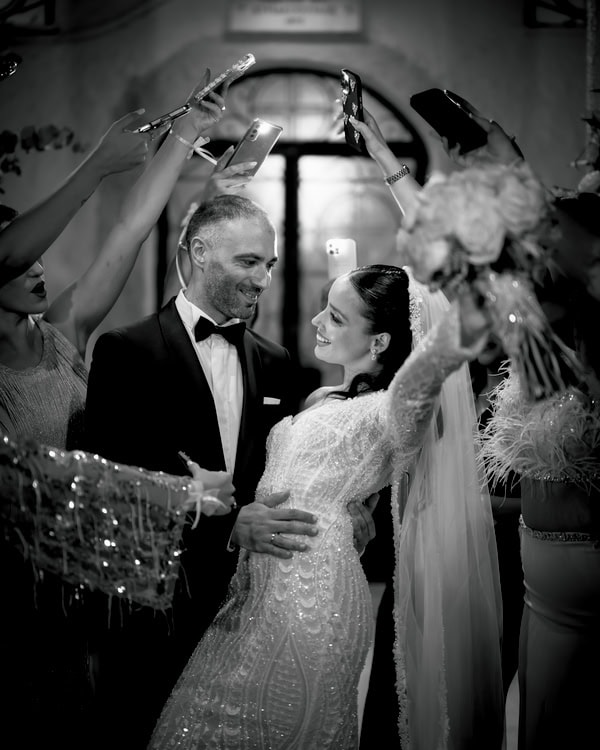 Summer Chic Wedding In White With Peonies And Golden Details