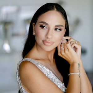 Elegant καλοκαιρινός γάμος στην Τήνο με λευκές λεπτομέρειες | Ελισάβετ & Ιάσονας