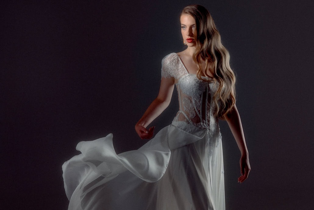 Αιθέρια νυφικά απο την Lamprini Mourouti που αναδεικνύουν το χαρακτήρα κάθε νύφης