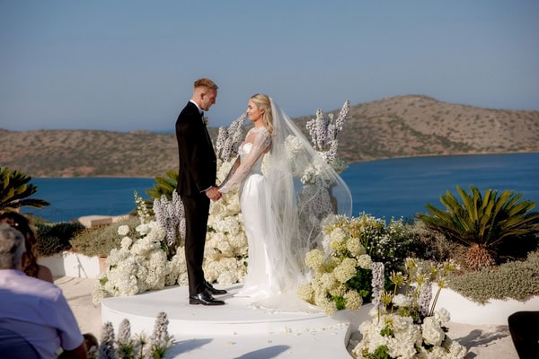 Luxurious καλοκαιρινός γάμος στην Κρήτη με θέα στον κόλπο του Μιραμπέλου | Brooke & Robby