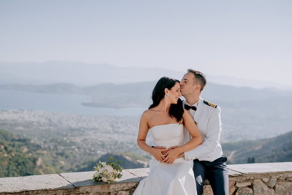 Ρομαντικός στρατιωτικός γάμος με λευκά άνθη | Έλενα & Πάνος