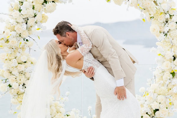 Μοντέρνος γάμος σε ουδέτερους τόνους με κομψές λεπτομέρειες και μαγευτική θέα | Liz & Chris