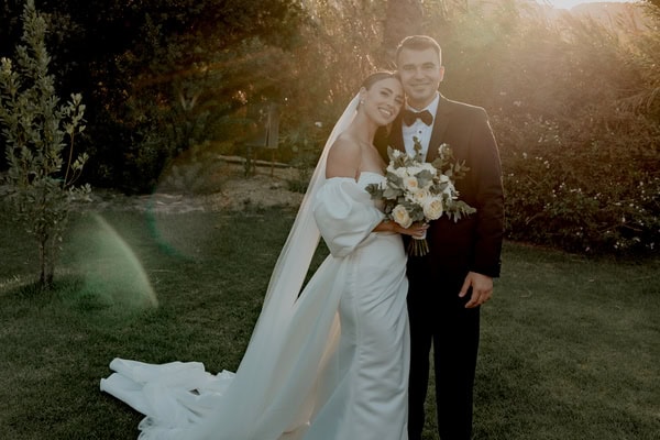 Ρομαντικός chic γάμος στο Ηράκλειο με λευκές ανθοσυνθέσεις | Ελευθερία & Νίκος