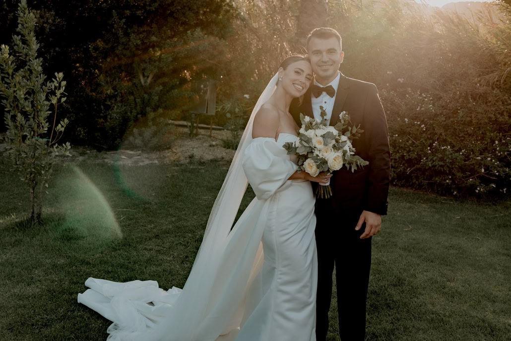 Ρομαντικός chic γάμος στο Ηράκλειο με λευκές ανθοσυνθέσεις | Ελευθερία & Νίκος