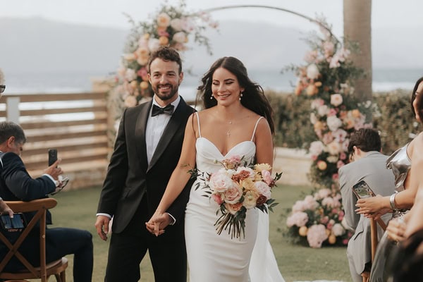 Ρομαντικός destination γάμος με τριαντάφυλλα σε γήινους τόνους | Antoinette & Mitchell