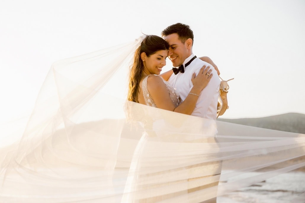 Ρομαντικός καλοκαιρινός γάμος στην Αθήνα με λευκά λουολούδια | Κωνσταντίνα & Σπύρος